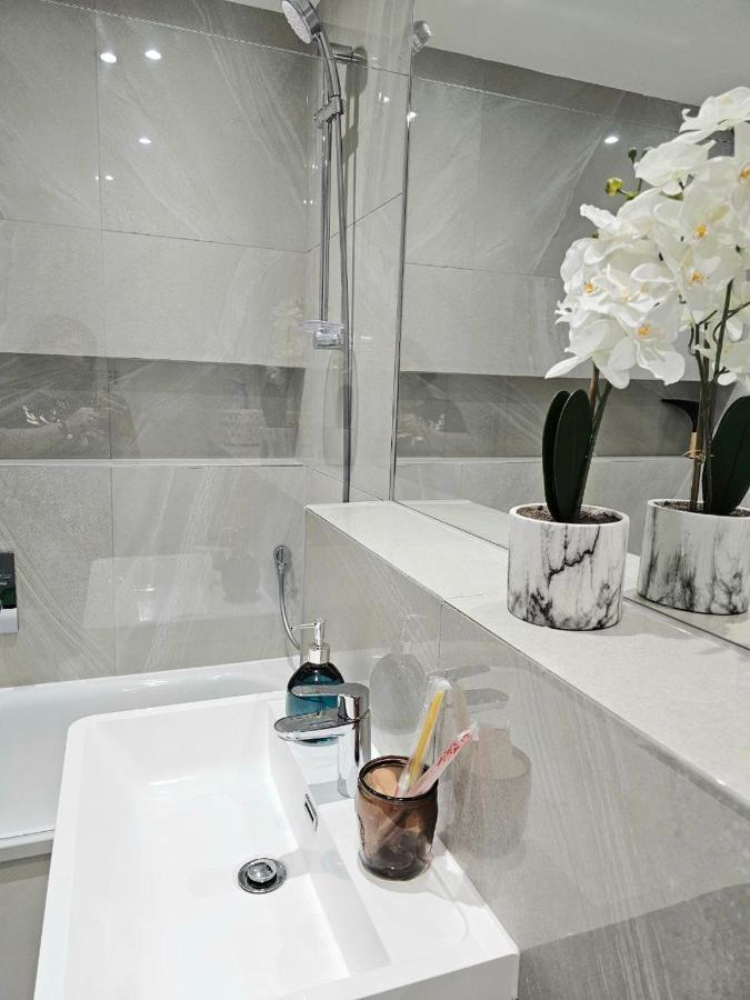 C2, Spacious 2 Bedroom Flat In Wembley Apartamento Londres