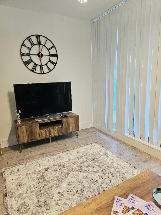 Apartamento C2, Spacious 2 Bedroom Flat In Wembley *