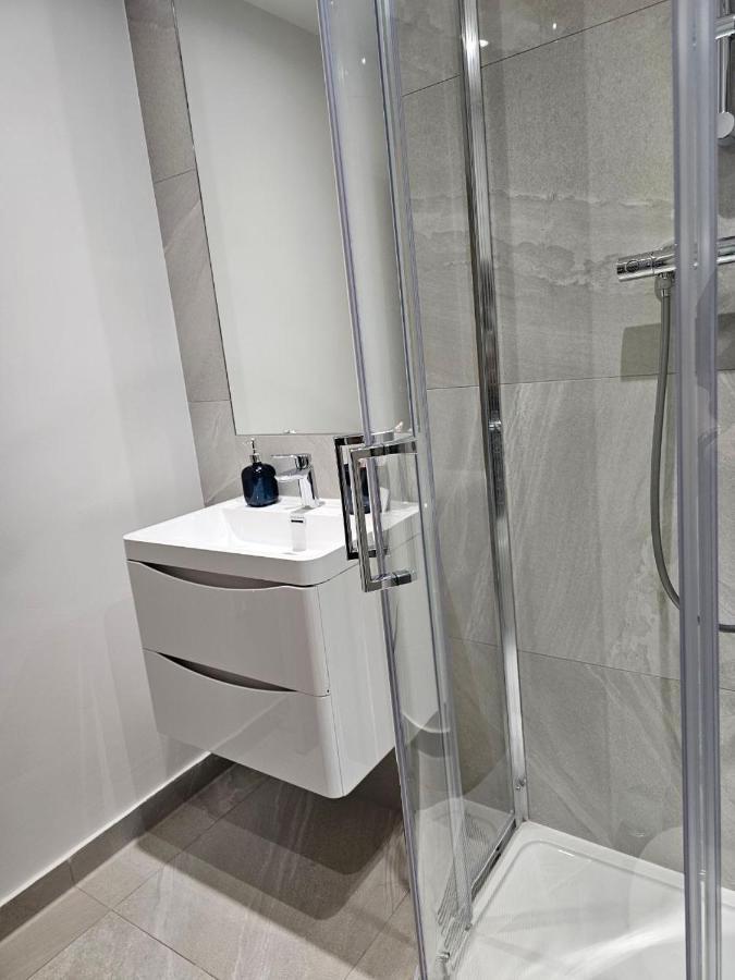 C2, Spacious 2 Bedroom Flat In Wembley Apartamento Londres