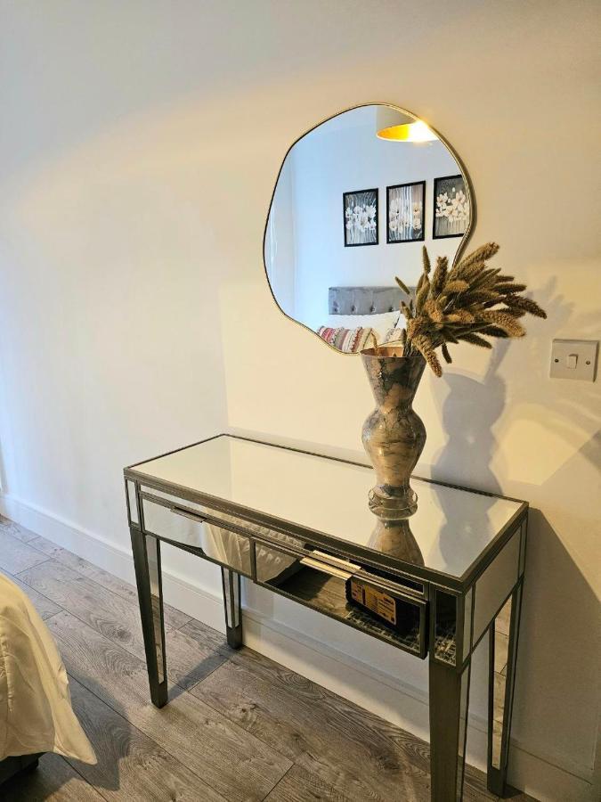 C2, Spacious 2 Bedroom Flat In Wembley Apartamento Londres
