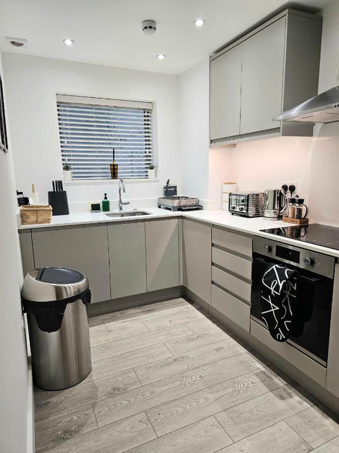 C2, Spacious 2 Bedroom Flat In Wembley Apartamento