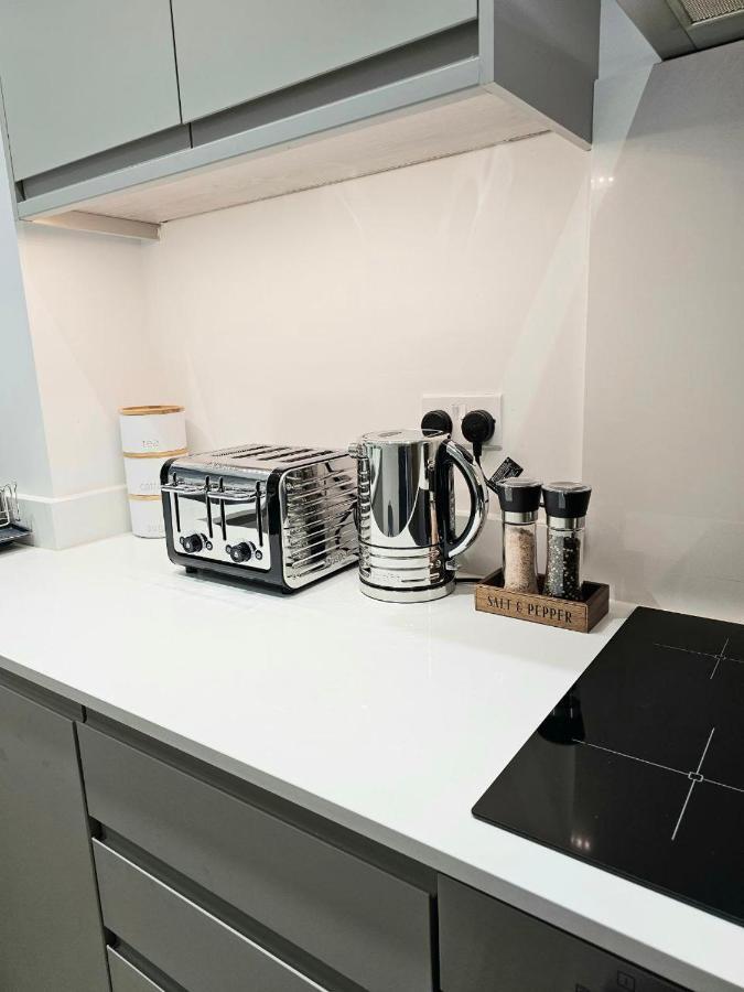 C2, Spacious 2 Bedroom Flat In Wembley Apartamento Londres