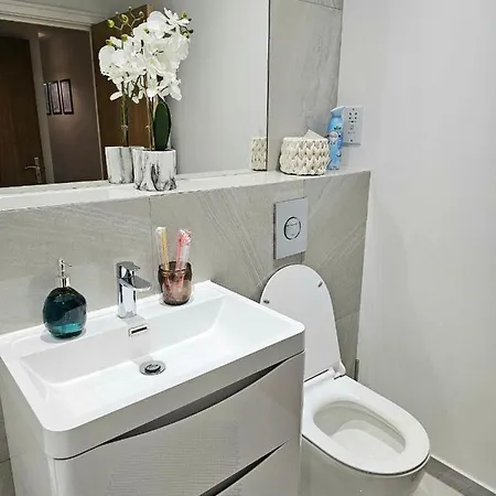 C2, Spacious 2 Bedroom Flat In Wembley Londres Exterior foto